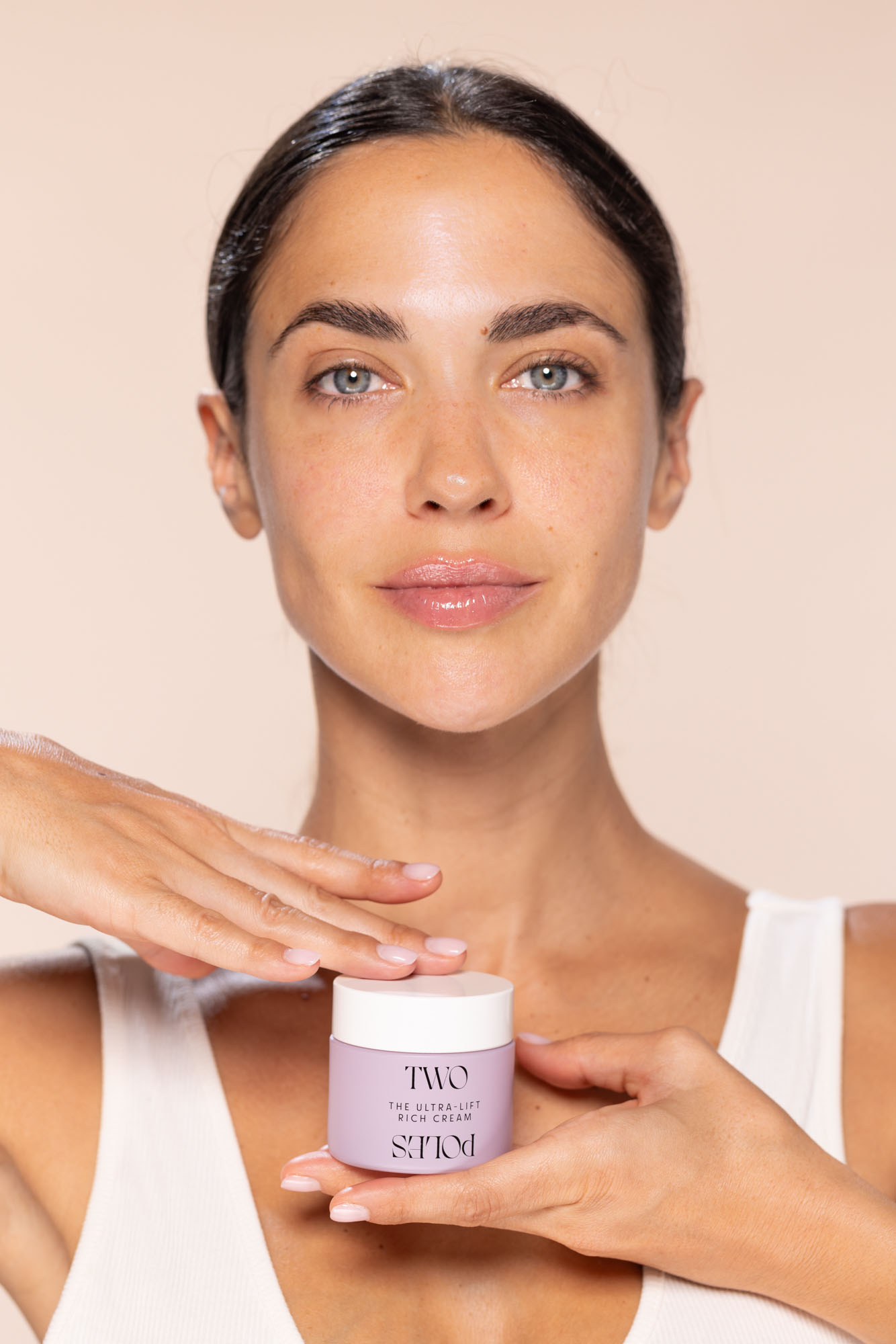 Campaña fotográfica Tratamiento Skincare Two Poles por Polarizador Estudio