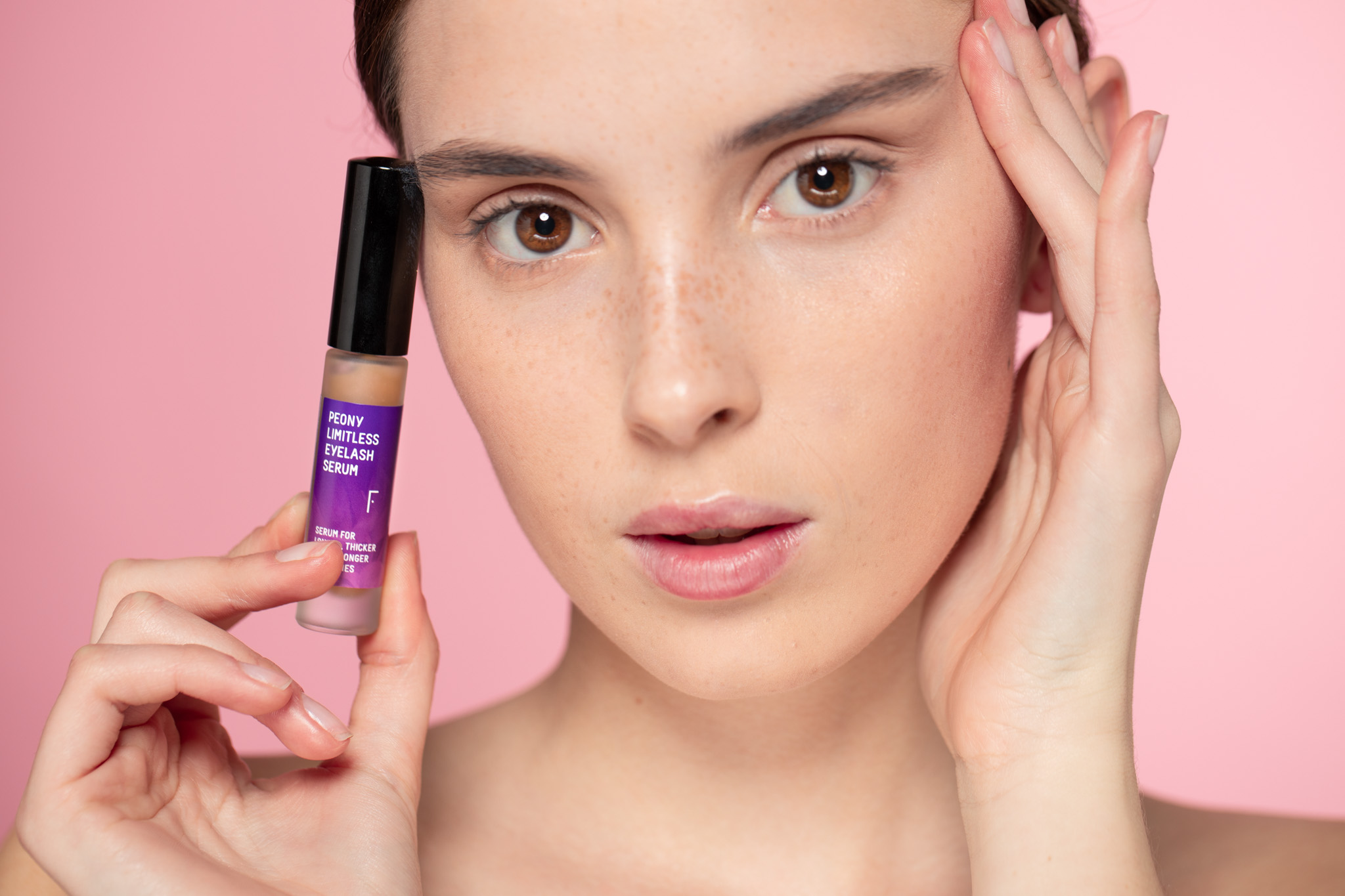 Campaña fotográfica Sérum de Pestañas Freshly Cosmetics por Polarizador Estudio