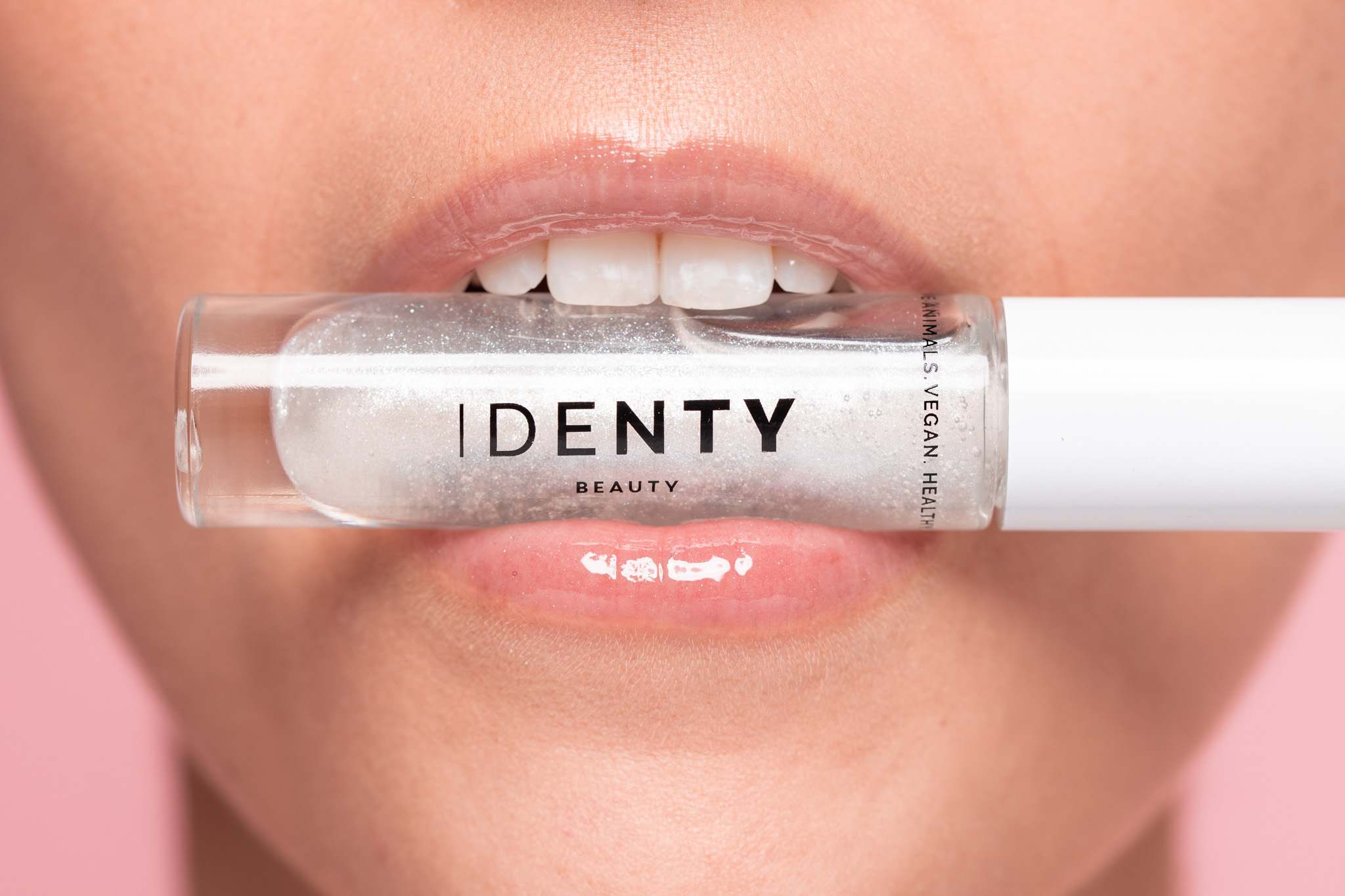 Campaña fotográfica Gloss Labial Identy Beauty por Polarizador Estudio