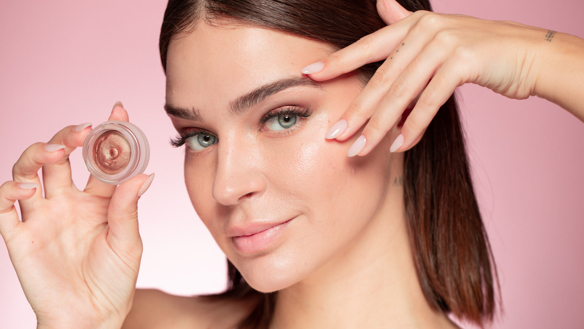 Campaña fotográfica Makeup Freshly Cosmetics con Laura Escanes por Polarizador Estudio