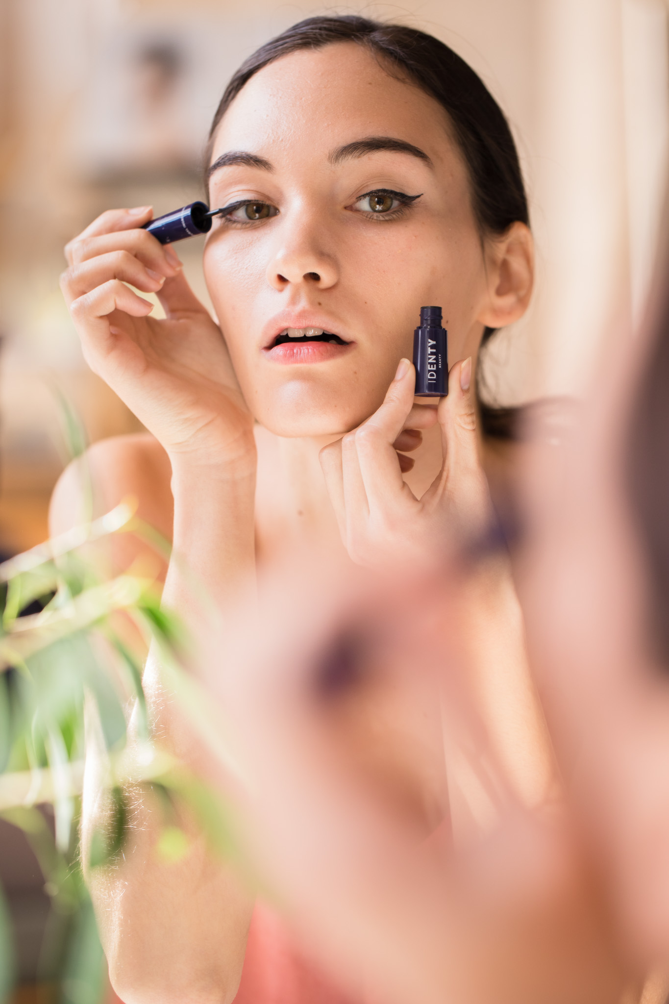Campaña fotográfica delineador Identy Beauty por Polarizador Estudio, detalle 3